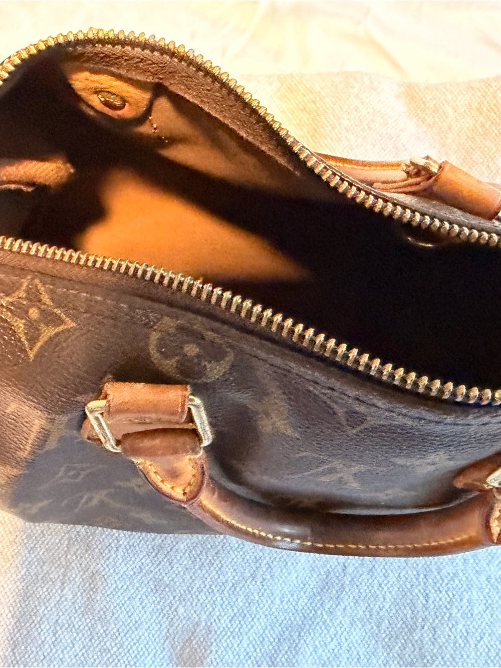 Louis Vuitton Monogram Canvas Speedy 25 Satchel in Brown and Tan - Picture 2 of 6